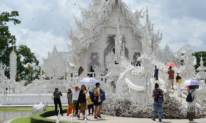 Exclusive Chiangrai White Temple, blue temple, black house.