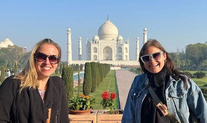 From Delhi: Taj Mahal Sunrise & Agra Handicraft Heritage Tour