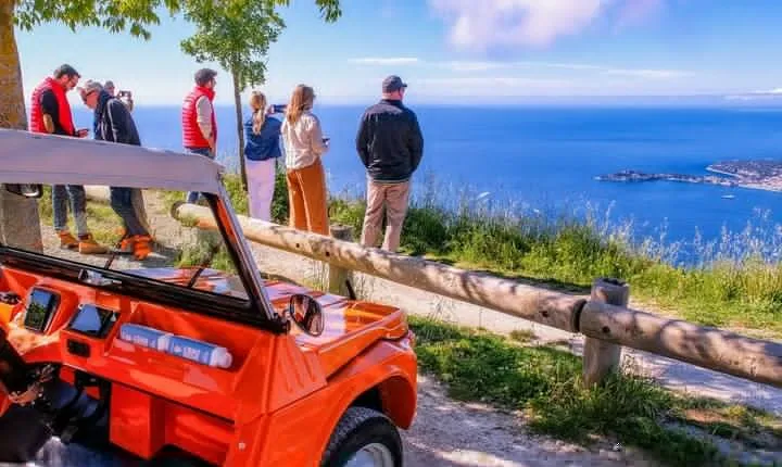 Discovery of the city of Nice by electric Méhari