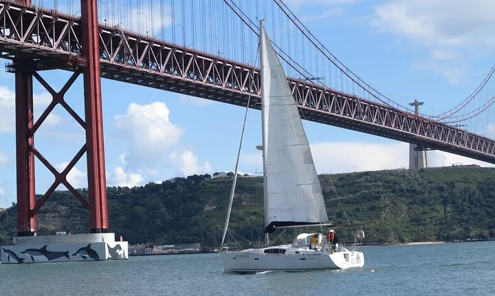 Morning Sailing Tour in Tagus River from Lisbon