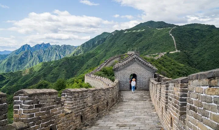 Private Mutianyu Great Wall& Hutong Food Tour with Acrobatic Show