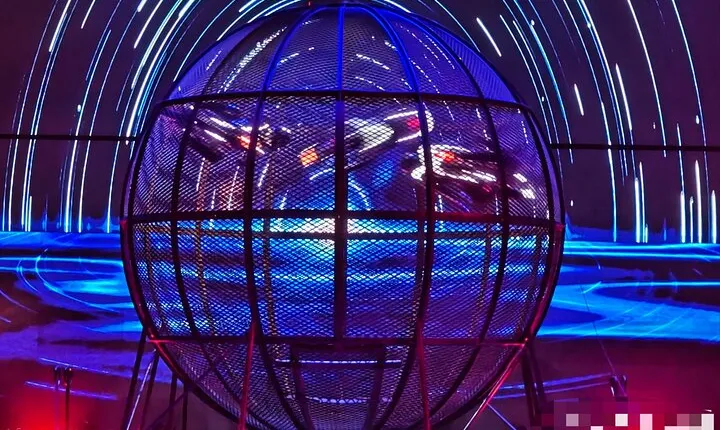 Beijing Acrobatic Show at Regal Palace Theatre (Qin Le Gong)