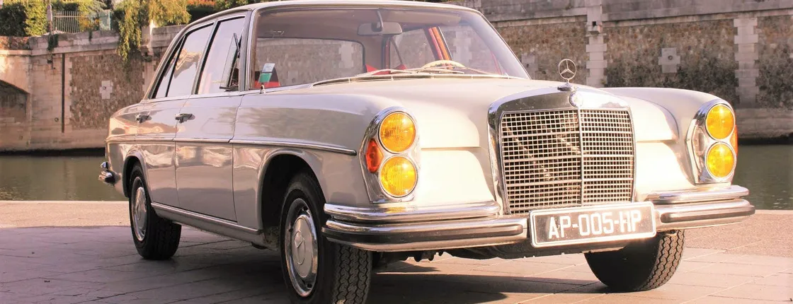 Guided tour of Paris in a collection car with wine tasting