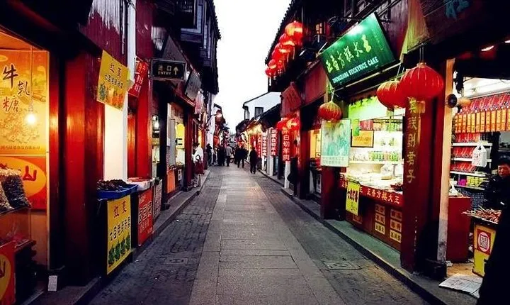 Private Shanghai Layover Tour to Qibao Ancient Town with Spa Option