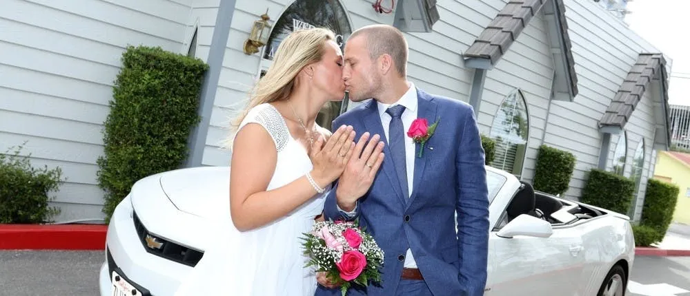 Las Vegas 'Super Sized' drive-thru wedding package