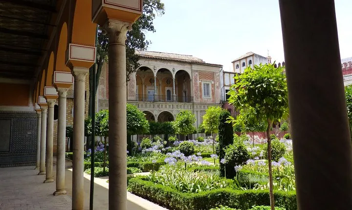 4-Hour Private Guided Walking Tour: Palaces of Seville