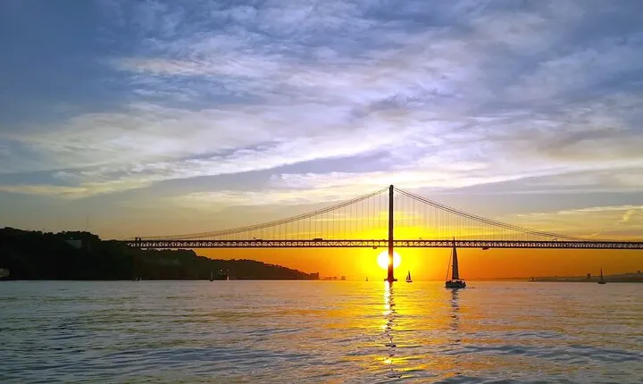 Lisbon Sunset Sailing Experience with Drinks