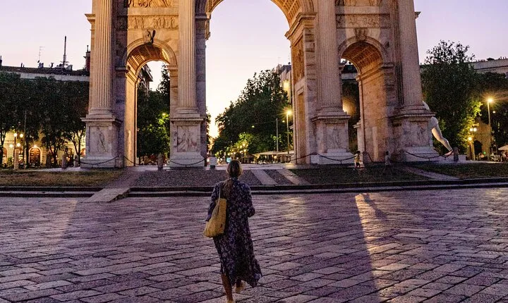 Timeless Elegance Professional Photoshoot at Arco della Pace