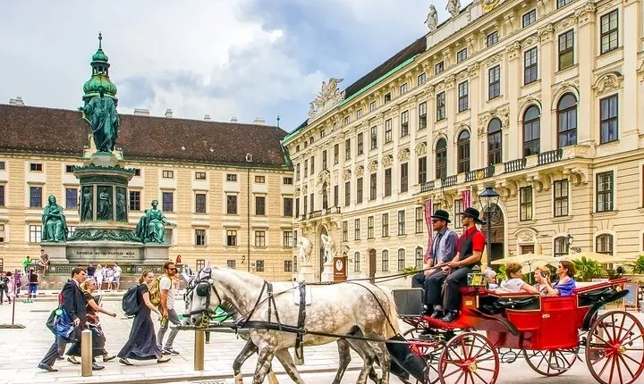 Private Transfer from Vienna to Prague