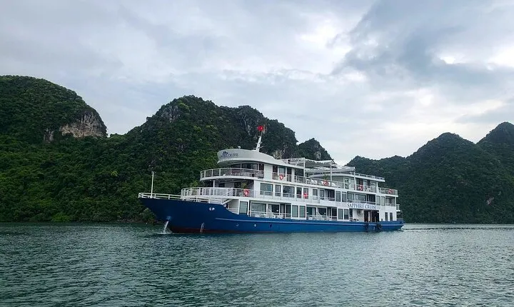 Hanoi to Lan Ha Bay: 2-Day Sapphire Cruise with Private Balcony