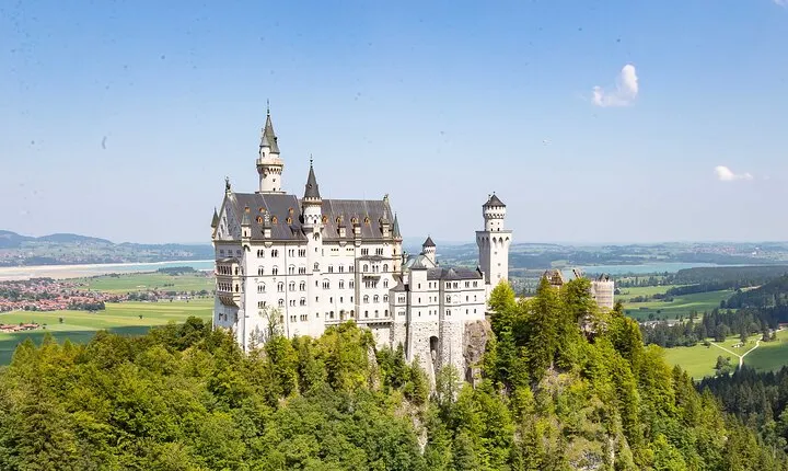 Premium Neuschwanstein Castle and Linderhof VIP Tour from Munich