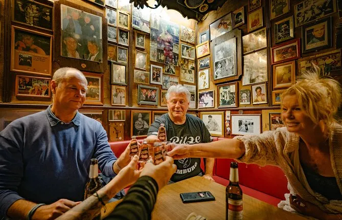 The red light milieu of St. Pauli in Hamburg with a table dance visit and much more.