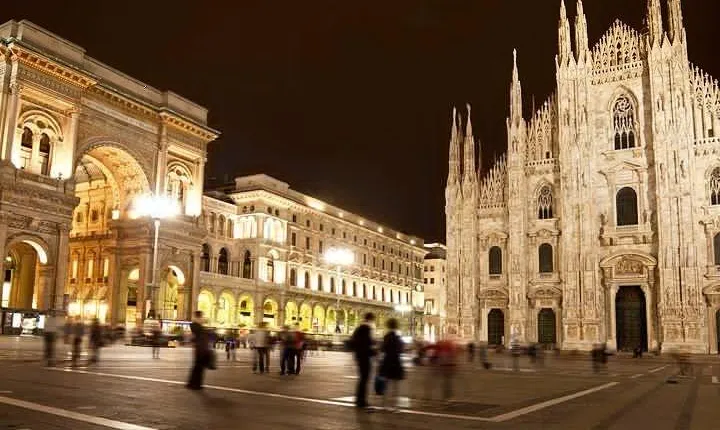 Illuminated Milan Tour for Kids and Families with Gelato & Pizza