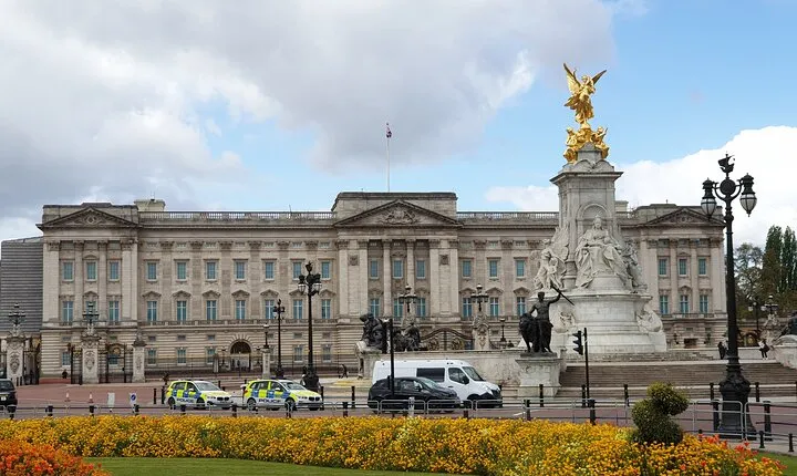 Palaces, Parliament & Power: A Walking Tour of London's Royal City