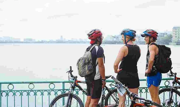 3-hours bicycle tour around Hanoi from early morning