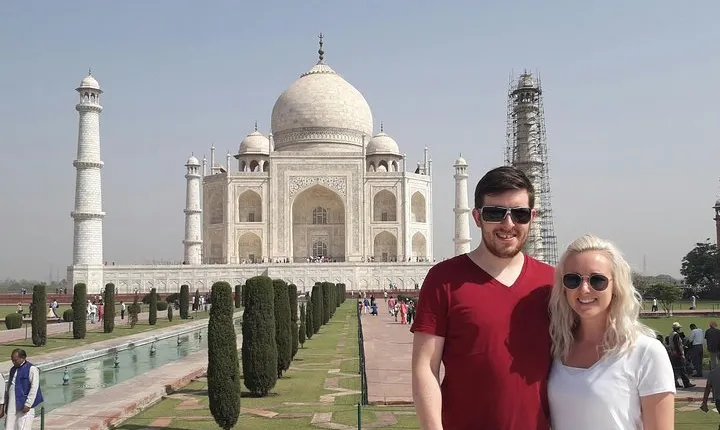 Tour guide for Tajmahal