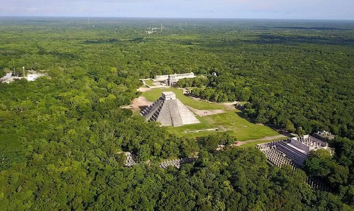 Chichen Itza: Skip-the-Line Tickets with Shared Guide