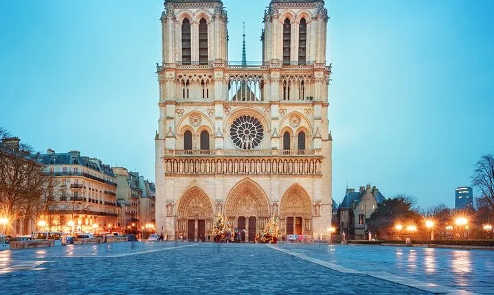 Outdoor Notre-Dame walking Tour with Sainte-Chapelle Entry