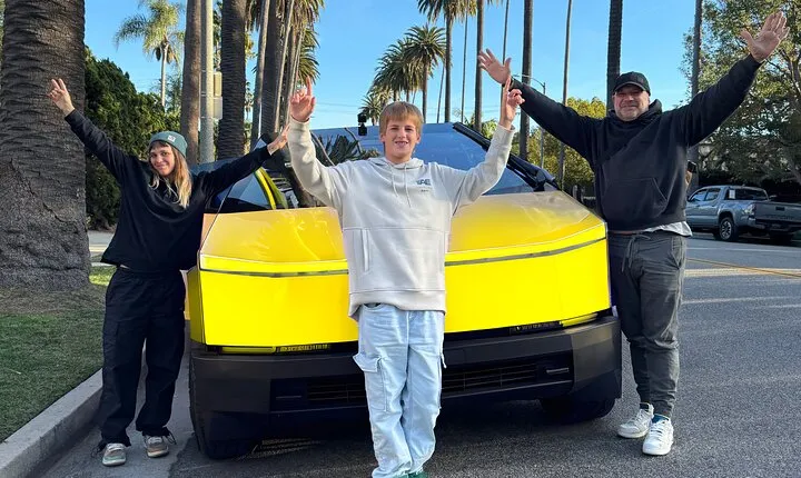 Beverly Hills Sign and Mulholland Drive AI-Powered Driving Tour