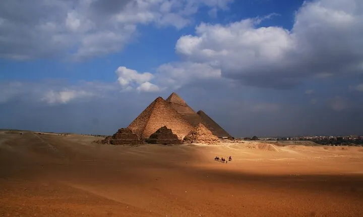 Your VIP Giza Tour: Pyramids, Camels & Authentic Egyptian food
