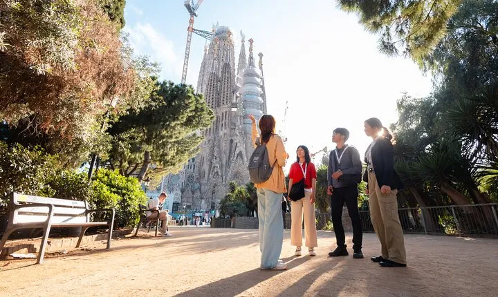 Barcelona Full Day: Sagrada Familia and the 3 Gaudí Houses