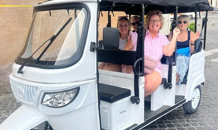 Tour privato al centro di Roma con un E-Tuk elettrico