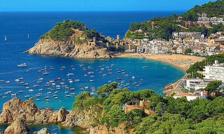 From Barcelona : Girona and Costa Brava Day Trip (VIP Small Group)