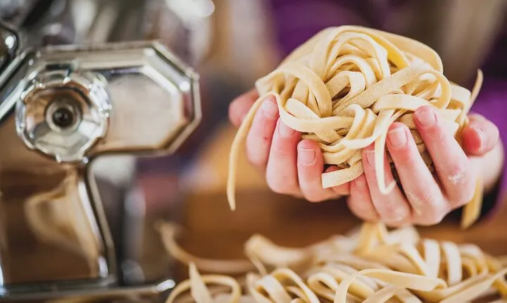 Florence: Pasta Cooking Class with Unlimited Wine