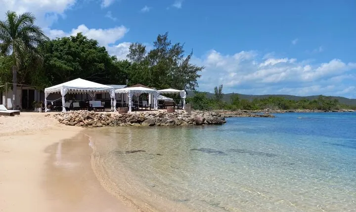 Ocho Rios: Bamboo Beach Club VIP Access with Lunch and Cocktails