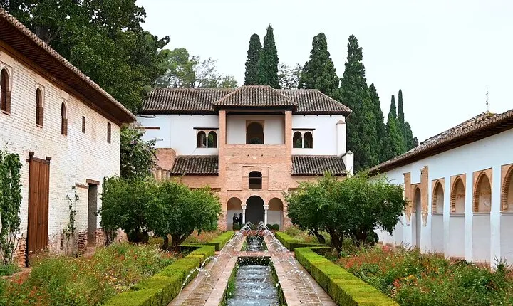 Visit Alhambra and Generalife with Audio Guide