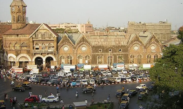 Private City Tour with Dharavi Slum Dhobighat and Dabbawalla