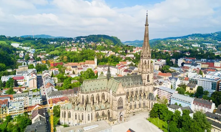 Linz: Churches & Old Town Private Guided Tour