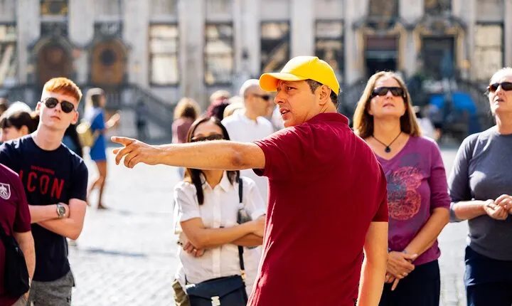 Brussels: Historical Walking Tour with Chocolate & Waffle Tasting