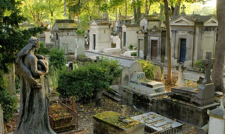 Paris: Haunted Père Lachaise Cemetery Guided Tour