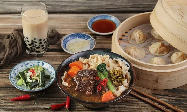 Xiao Long Bao, Beef Noodles & Boba Tea Cooking Class in Taipei