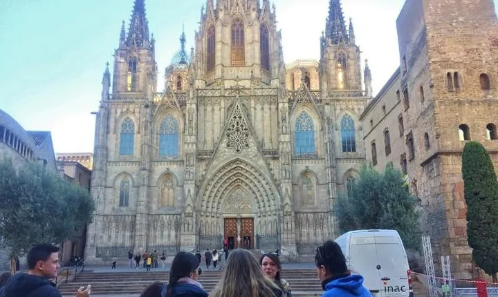 Barcelona Highlights Tour: Sagrada Família & Gothic Quarter Walk