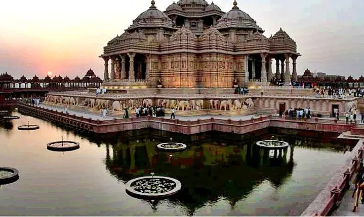 Private Evening Tour of Akshardham Temple with Musical Fountain Show