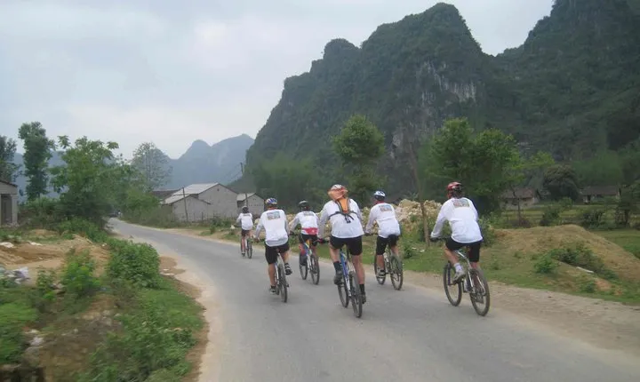 Private Tour: Hoa Lu and Tam Coc Boat and Bike Day Trip from Hanoi