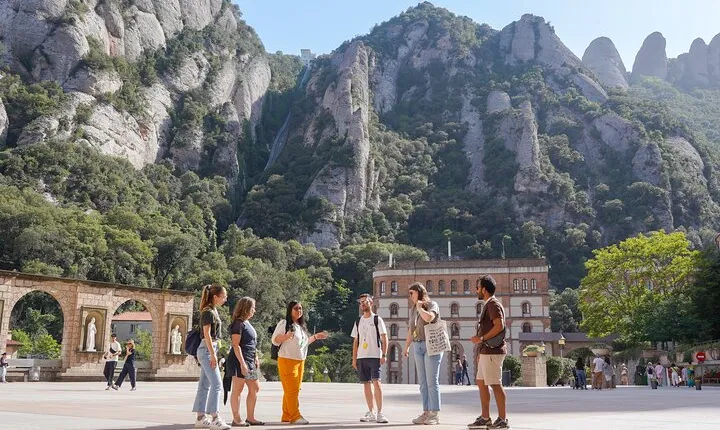 Barcelona Highlights and Montserrat with Cog-Wheel Train