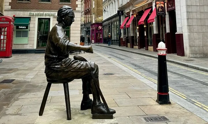 Fashion History Walking Tour in London