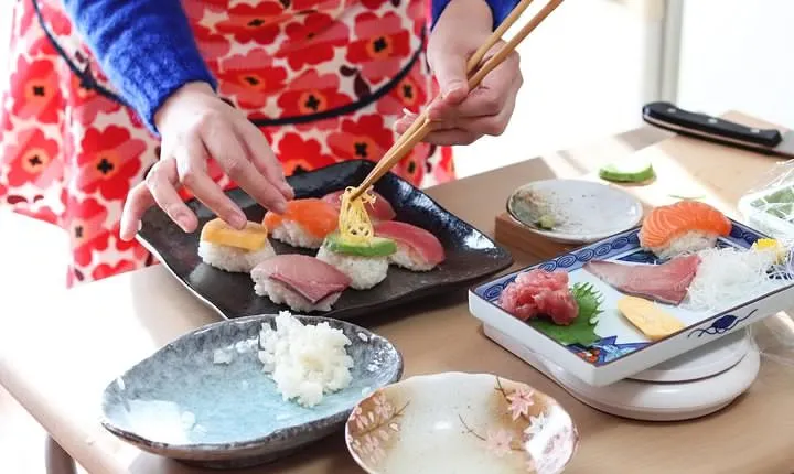 Private Kyoto Sushi Cooking Class & Tea Ceremony with Emika