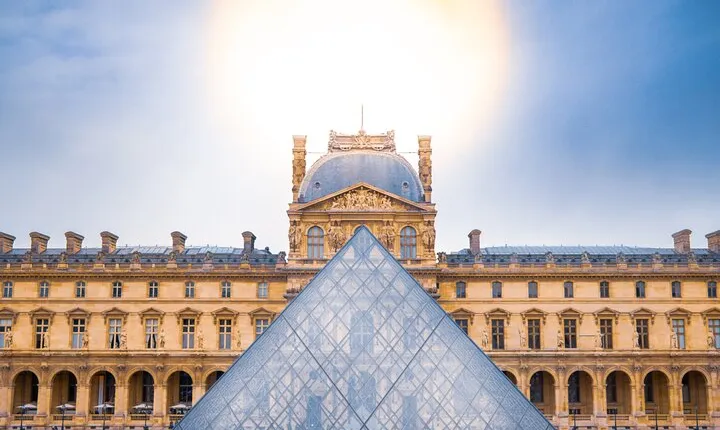 Mona Lisa and Treasures: Louvre Museum Experience 6-people Max