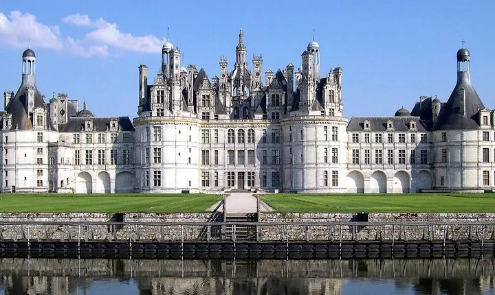 Loire Valley Castles Guided Day Trip from Paris in minivan
