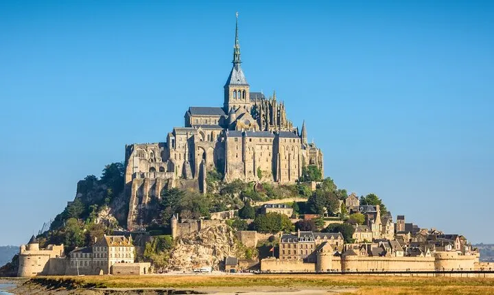Giverny, Mont Saint-Michel & D-Day Sites-2-Day Tour from Paris