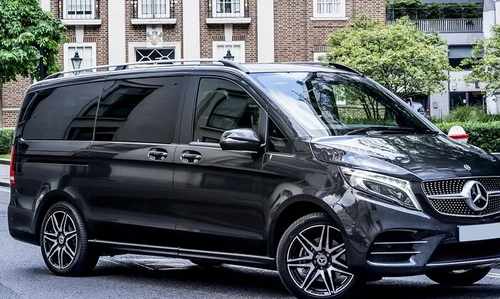 Round-Trip Transfer: Paris to La Vallee Village by Luxury Van