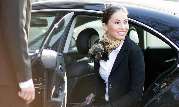Private car with a driver in Paris 4-6 persons