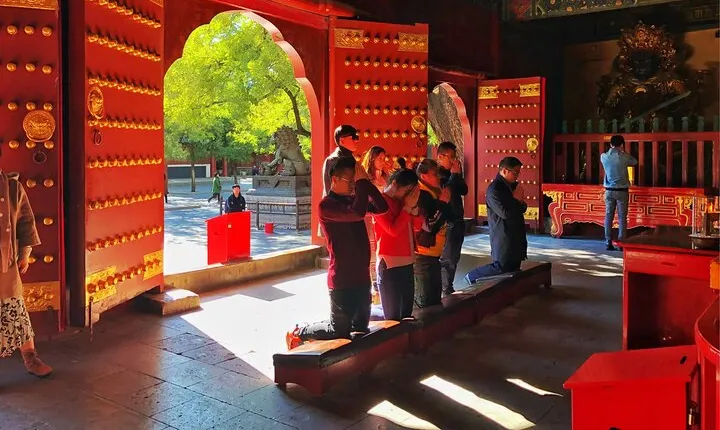 4-Hour Private Tour: Lama Temple, Confucius Temple, Guozijian Museum with Dim Sum