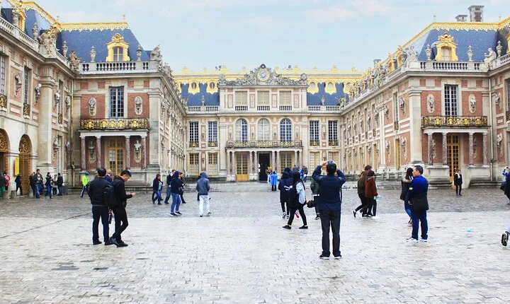 Paris-Versailles Roundtrip in a Van with tickets