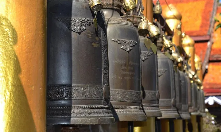 Follow monks trails Hiking & Alms Offering Doi suthep
