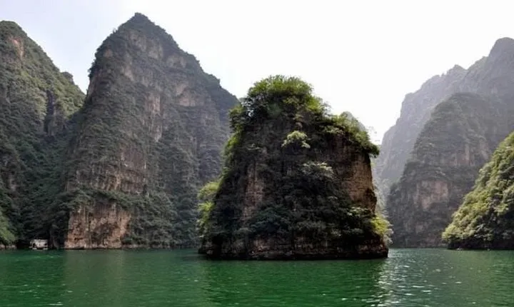 Private Day All-inclusive Tour to Longqingxia Gorge and Badaling Wildlife World